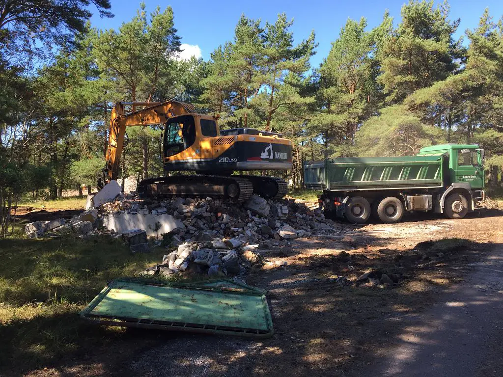 Tehumardi linnaku 30 hoone lammutusööd ja üle 5000t betooni purustamine Saaremaal - Mantrum